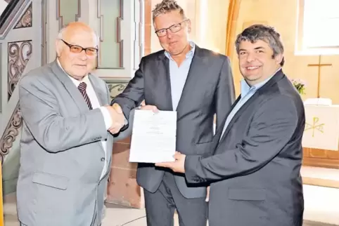 Das Kabarett-Duo Spitz und Stumpf aus Speyer erhält in Bockenheim den Preis der Emichsburg: Ortsbürgermeister Kurt Janson gratul