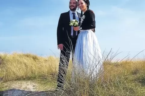 Ines Carstensen hat ihren Jugendfreund Tobias Müller in der traditionellen Föhrer Brauttracht geheiratet. Föhr ist die größte un