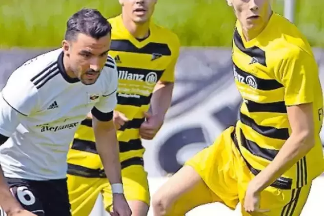 Aufmerksam: Paul Stock (rechts) und Daniel Eppel vom FV Dudenhofen gegen Saar-05-Torschütze Alpcan Ömeroglu.
