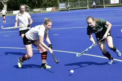 Mona Seemann (rechts), hier im Heimspiel gegen Frankfurt 1880, verletzte sich am Samstag in der Partie gegen Wacker. In Rosenhei