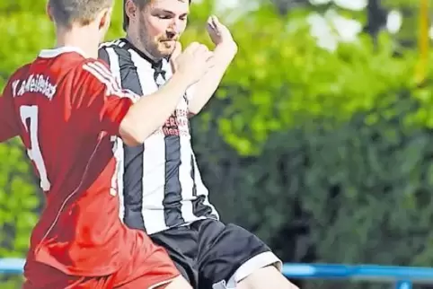 Limburgerhofs Jonas Kiefer (hinten) flankt, der Seebacher Jan Weisenborn versucht, zu blocken.