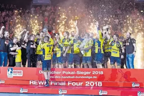 Endlich: Die Rhein-Neckar-Löwen feiern den Pokalsieg.