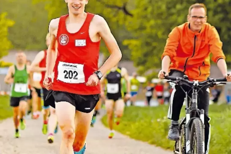 Schon kurz nach dem Start setzt sich Tim Könnel ab.