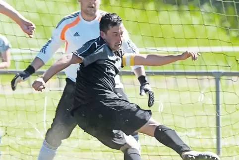 Herschweilers Mario Strauss (vorne) verkürzt gegen Föckelbergs Schlussmann Torsten Ruebel zum 1:2.