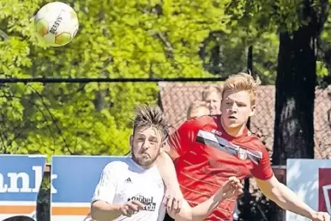 Augen auf den Ball: Erlenbachs Andrea Carotenuto (links) und Wiesenthalerhofs Niklas Linsmayer im Zweikampf.