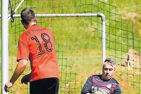 Erneut ist Glashüttes Keeper Tim Ballbach geschlagen, diesmal trifft Trulbens Philippe Bökel.