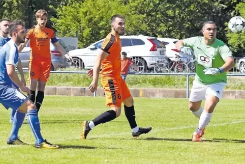 Das 1:0 durch den Kopfball von Eric Biedenbach (links, in Orange) ist unterwegs. In der Mitte Serkan Toker, rechts Torwart Haral