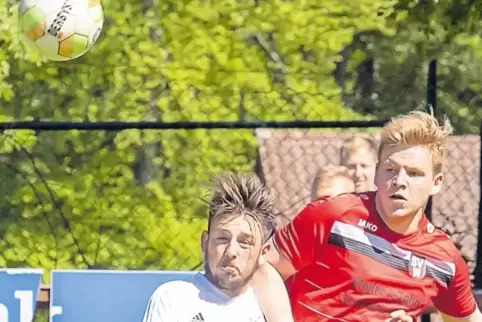Augen auf den Ball: Erlenbachs Andrea Carotenuto (links) und Wiesenthalerhofs Niklas Linsmayer im Zweikampf.