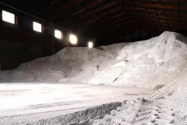 Überdurchschnittlich viel Streusalz – hier ein Archivbild vom Salzlager in Kusel - ist im vergangenen Winter in Rheinland-Pfalz 