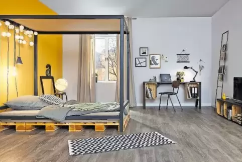 Bett mit Paletten, Schreibtisch und Sideboard aus Kisten. Beim Selbstbauen von Möbeln sind die Kreativität keine Grenzen gesetzt