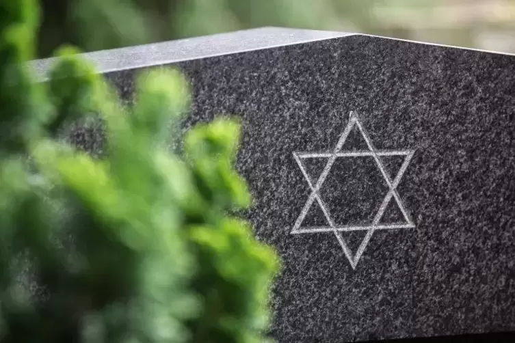 Jüdische Friedhöfe werden immer wieder Ziel von Anschlägen.  Symbolfoto: dpa 
