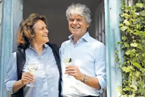 Pendeln zwischen Berlin und Bad Dürkheim: Nana und Job von Nell, Inhaber des traditionsreichen Weingutes Karl Schäfer, zu dem au