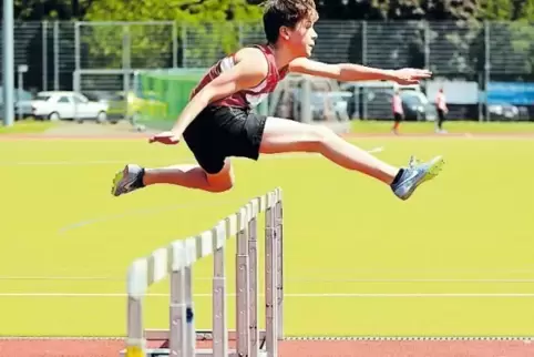 Pfeilschnell unterwegs: Bastian Daum sprintet in Neustadt erfolgreich über die Hürden.
