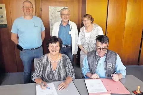 Jetzt ist es amtlich: Ilona Volk und Christoph Werner (DRK) haben unterschieben, beobachtet von (stehend von links) Karl-Peter K