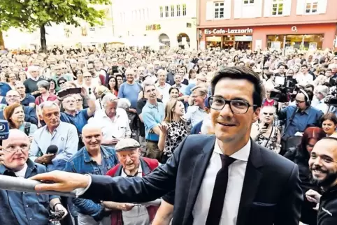 Martin Horn steigt am Sonntag nach seinem fulminanten Wahlsieg auf eine Bühne vor dem Freiburger Rathaus.