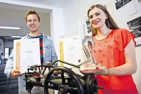 Julia Suppanz und Konrad Kolkwitz freuen sich über ihre Auszeichnung beim „Crazy Shoe Award“.
