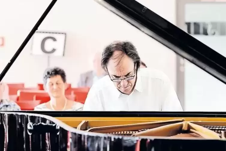 Bei jeder Note spürte man, wie intensiv sich der renommierte Pianist Michael Wessel mit dem Werk Mozarts auseinandergesetzt hat 