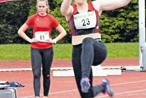Sprung zu Gold: Die Grünstadterin Anna Gehrmann holte bei den Bezirksmeisterschaften in Neustadt drei Titel.
