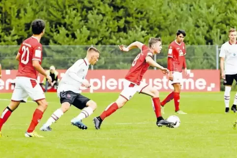 Fehlt dem FCK womöglich im Verbandspokal-Finale: Nils Schätzle, hier am Ball in einer Partie des FCK gegen Nürnberg.