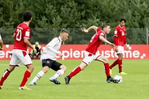 Fehlt dem FCK womöglich im Verbandspokal-Finale: Nils Schätzle, hier am Ball in einer Partie des FCK gegen Nürnberg. Foto: VIEW 