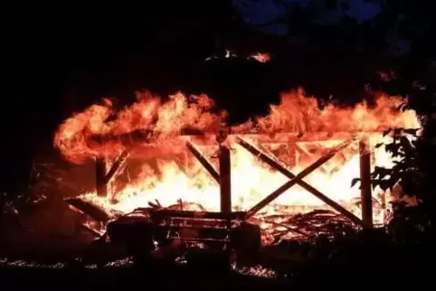 Stand im Juli vergangenen Jahres in Flammen, ist mittlerweile wieder aufgebaut: die Schutzhütte des Münchweilerer Waldkindergart