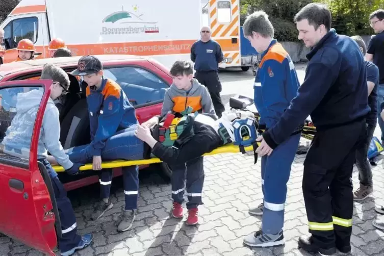 Ein „Verletzter“ wird aus einem Unfallwagen auf die Trage umgebettet.