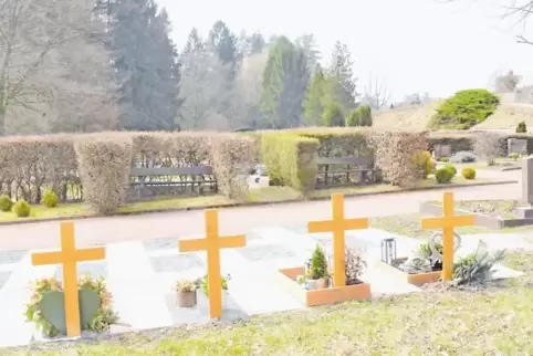 Der Bauausschuss empfiehlt, gegenüber dem bisherigen Urnengrabfeld auf dem Waldfischbacher Friedhof – hinter der Hecke – das ers