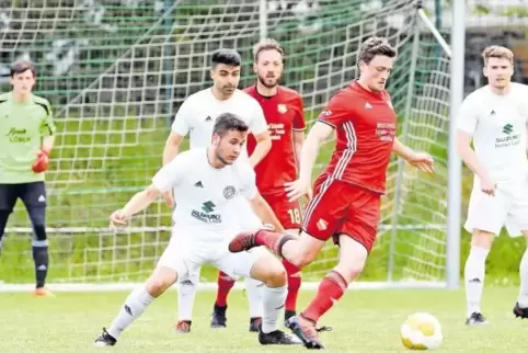 Heute Abend gefordert: die Offensivabteilung des Titelverteidigers FV Kusel. Fabian Simon (vorn in weiß) attackiert in dieser Sz