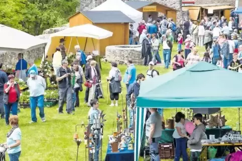 Ein „ganz besonderes Marktflair“ gibt es am Sonntag beim traditionellen Blumen- und Kräutermarkt auf der Unterburg zu erleben.