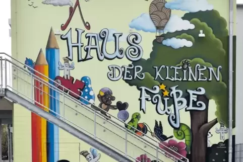 „Kunst am Bau“ schmückt die Fassade des neuen Gemeindekindergartens in der Nähe des Pestalozziplatzes.