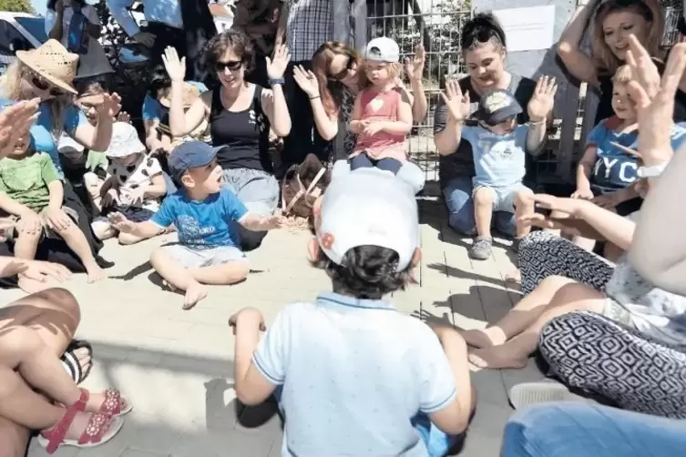 Singende Kinder und M&uuml;tter gestern beim Kita-Fest.