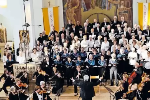 Beim Konzert wird auch ein zweisprachiges Lied vorgetragen, das Guy Cousin für diesen Anlass zum Lob der deutsch-französischen F