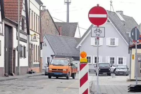 Noch immer läuft der motorisierte Verkehr in der Neuhofener Haupt- und Jahnstraße in eine Richtung.