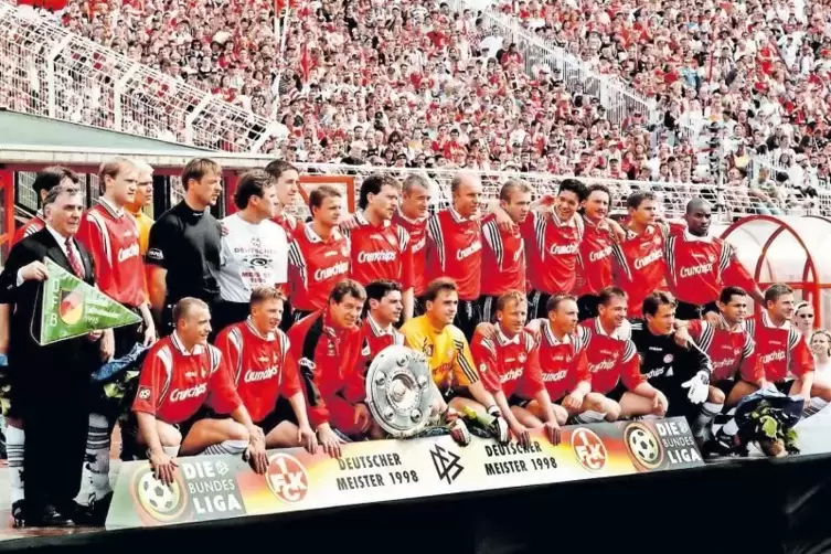9. Mai 1998: Die Mannschaft des 1. FC Kaiserslautern nimmt in Hamburg die Meisterschale entgegen.