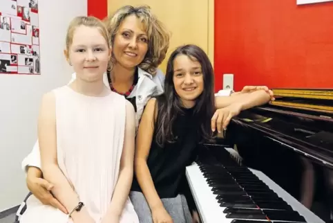 Klavierlehrerin Irina Woronow ist stolz auf ihre beiden Schülerinnen an der Musikschule Leiningerland in Grünstadt, Nicole Kauch