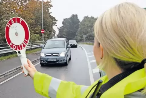 Fahrzeugkontrollen sind für gesuchte Verbrecher gefährlicher als der Gang zum Einwohnermeldeamt oder zur Zulassungsstelle. Denn 