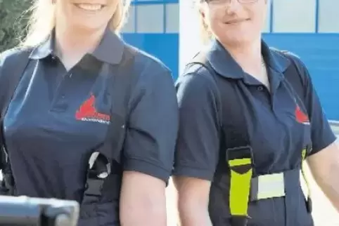Jennifer Höfle (links) und Vanessa Wilhelmy von der Feuerwehr Bockenheim-Kindenheim.