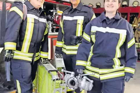Saskia Pikowsky, Donja Reichert und Claudia Noll (von links) sind Feuerwehrfrauen in Altleiningen und Carlsberg.