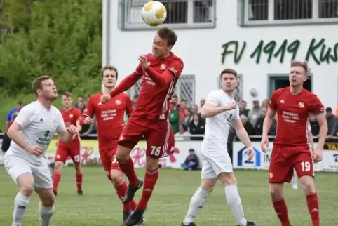 Der Chef beim Kopfball: Der Queidersbacher Spielertrainer Fabian Blanz (Mitte) im Ligaspiel seiner Mannschaft beim FV Kusel.  Fo