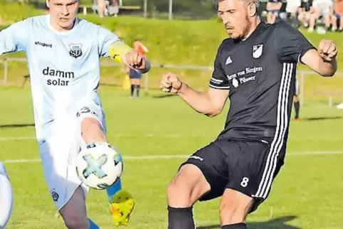 Maximilian Strütt (links) und seine SVH-Teamkollegen machten die Räume sehr eng. Rechts Hassia-Spieler Christian Klöckner.
