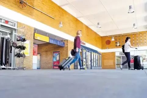 Tagsüber blitzeblank, nachts ein Hort der Vermüllung: die Landauer Bahnhofshalle.
