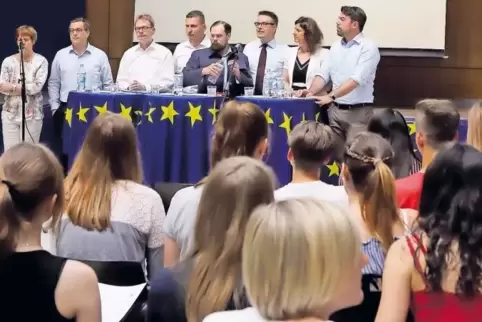Waren sich oft uneinig: Das gut besetzte Podium bei der Diskussion im Goethe Gymnasium.