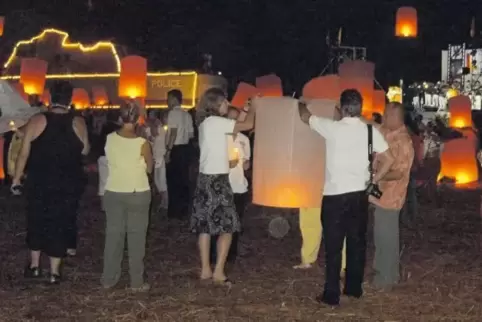 Hinterbliebene des Tsunami von Khao Lak, Thailand, lassen am dritten Jahrestag, am 26. Dezember 2007, an der Gedenkstätte für di