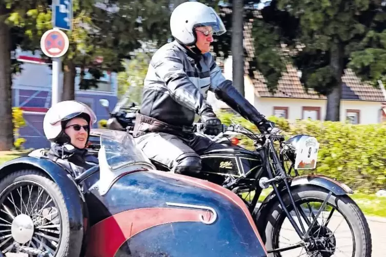 Auch in diesem Jahr knattern die Oldtimermotorräder, manche auch mit Beiwagen, durch den Pfälzerwald. Start und Ziel ist in Dahn