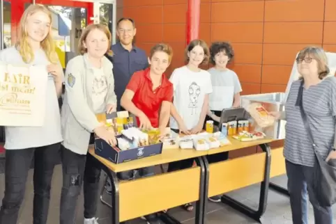 Fleißige Verkäufer (von links): Teresa, Hannah, Lehrer Christian Schwartz, Filippe, Elisa, Quentin und Heike Wink vom Weltladen 
