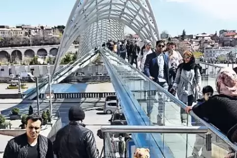 Spannend gebaut: Nils vor der Friedensbrücke.