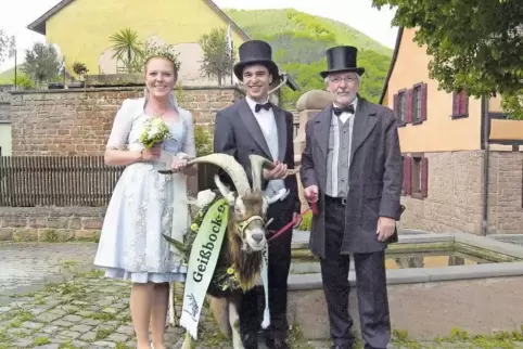 Sie bringen den Tributbock Oli am Dienstag nach Pfingsten von Lambrecht nach Deidesheim: das Brautpaar Julia Dörrzapf und Maximi
