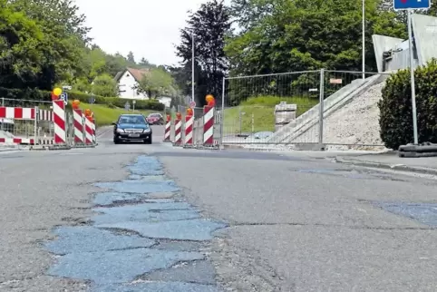 Straße, Straßenrinnen sowie die ebenfalls arg ramponierten Bordsteine werden erneuert. Dafür muss die Haischbachstraße im Juli f