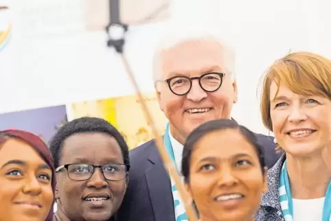 Bitte schön lächeln: Bundespräsident Frank-Walter Steinmeier und seine Frau Elke Büdenbender posieren nach dem Gottesdienst zu C