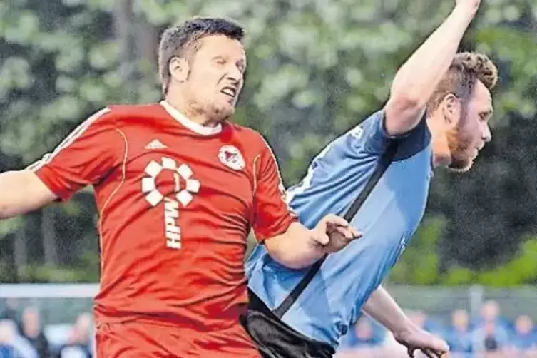 Der Altdorfer Florian Vogel (in Blau) und Christian Jesberger im Kampf um den Ball.